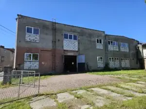 Hala na sprzedaż widok z placu